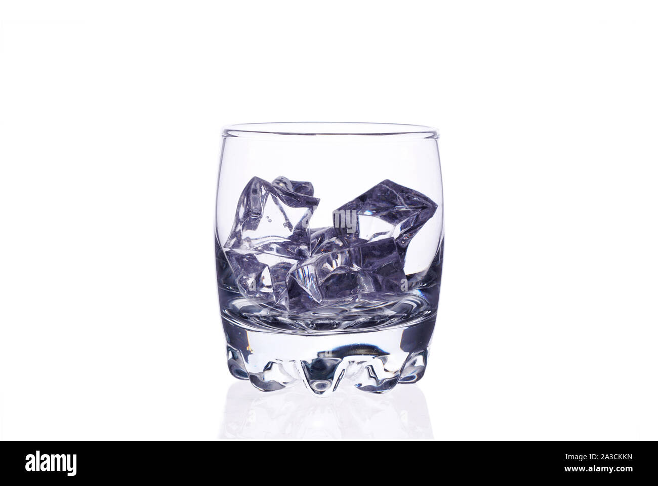 Bicchiere di whiskey con cubetti di ghiaccio su uno sfondo bianco isolare. Foto Stock