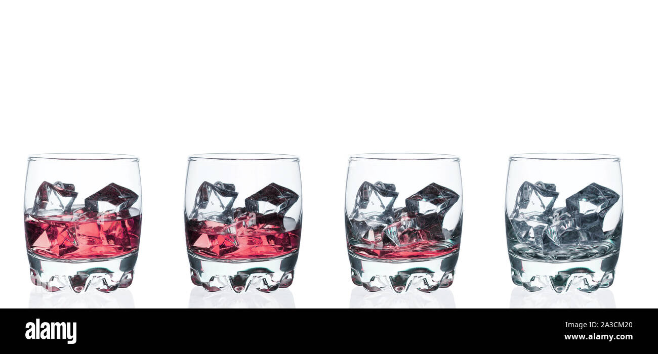 4 bicchiere di whiskey con cubetti di ghiaccio su uno sfondo bianco isolare. Foto Stock