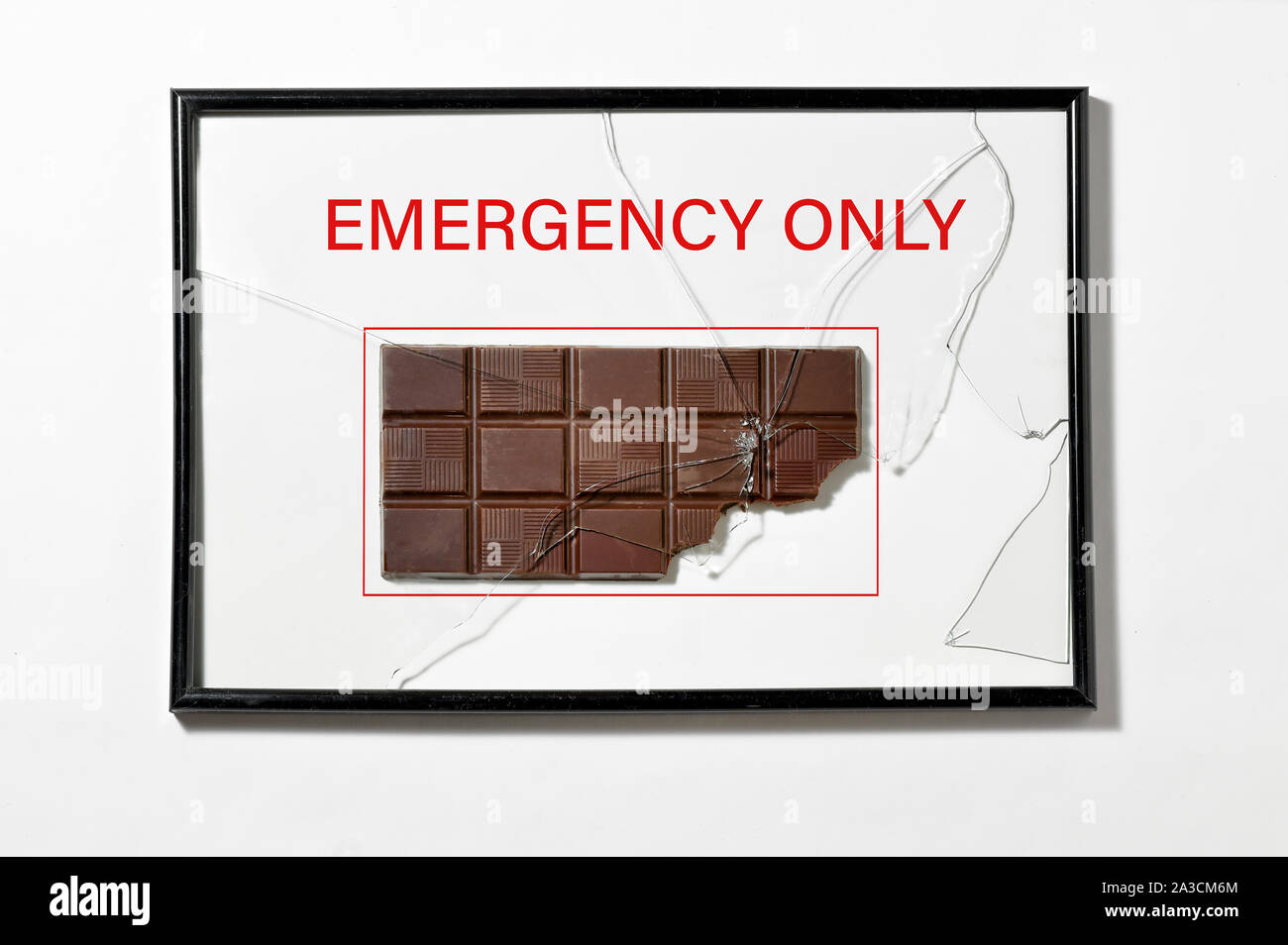 Abstract cioccolato nel cabinet del tubo flessibile di colore rosso di apparecchiature di emergenza Foto Stock