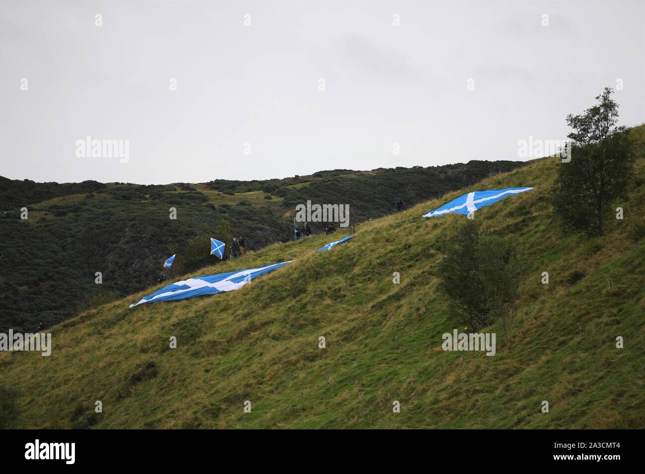 Saltires sulla collina - Arthurs Seat , Edimburgo - 2019-AUOB- Indipendenza scozzese marzo . Foto Stock