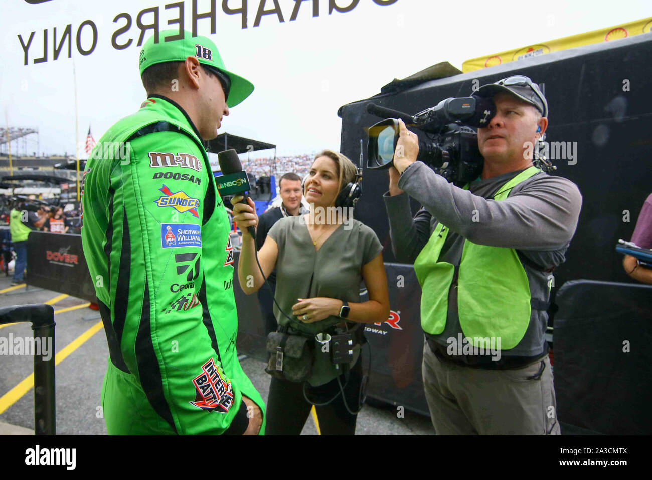 Dover, DE, STATI UNITI D'AMERICA. 6 Ottobre, 2019. KYLE BOSCH (18) di Joe Gibbs Racing è intervistato da un media outlet di fronte alla camera di fotografi prima del monster energy 400 NASCAR cup series playoff gara Domenica, Ottobre 06, 2019, a Dover International Speedway di Dover, DE Credito: Saquan Stimpson/ZUMA filo/Alamy Live News Foto Stock