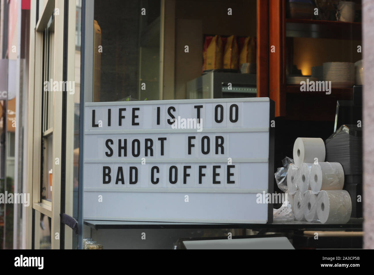 La vita è troppo breve per un pessimo caffè. Foto Stock