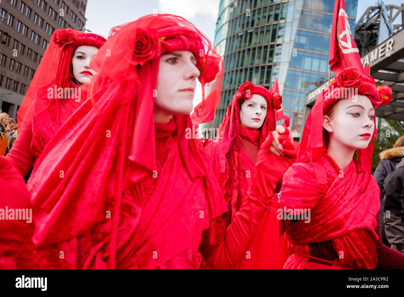 7 ottobre 2019: il rosso ribelli brigata può essere visto a Potsdamer Platz mentre diverse centinaia di attivisti del clima dal socio-movimento politico la ribellione di estinzione (abbreviato come XR) bloccano il traffico importante giunzioni in Berlino. Gli attivisti hanno chiamato in anticipo per il massiccio di disobbedienza civile. Credito: Jan Scheunert/ZUMA filo/Alamy Live News Foto Stock