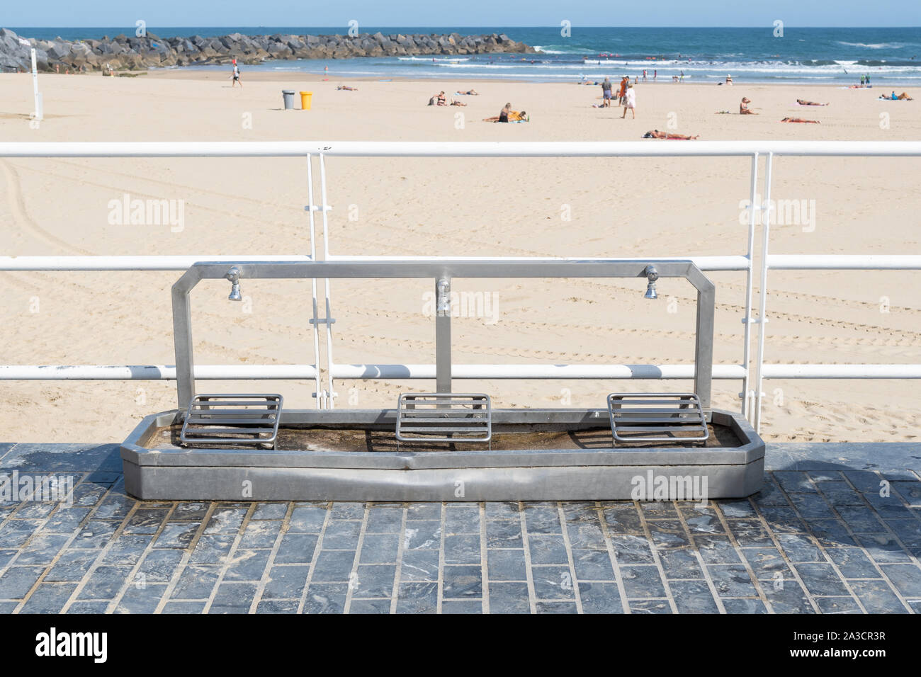 Piede pubblica doccia accanto alla spiaggia di San Sebastian, Spagna, Europa Foto Stock