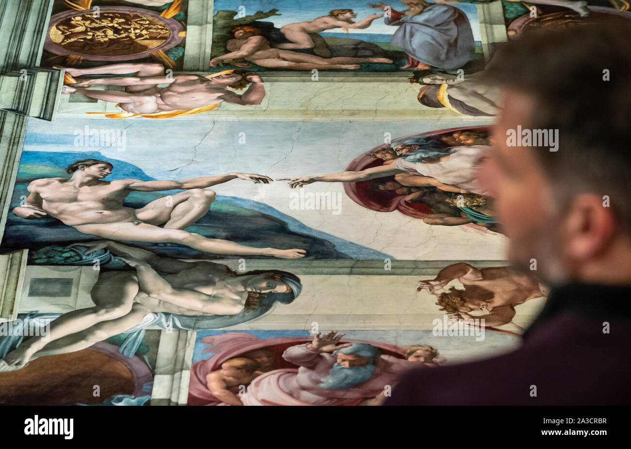 Un uomo opinioni una riproduzione di Michelangelo la creazione di Adamo, prima dell'apertura della per il Michelangelo: una vista diversa mostra al Ministro dello scafo. Foto Stock