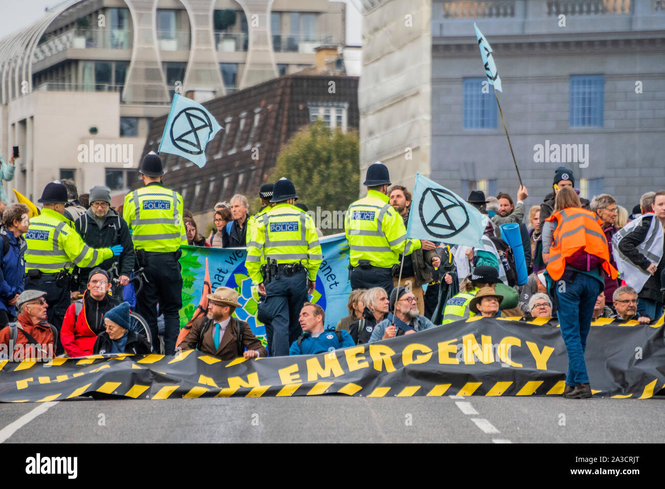 Londra, Regno Unito. 07 ott 2019. Bloccare Lambeth Bridge - estinzione della ribellione avviare l'azione di ottobre che si bloccano strade nel centro di Londra per un massimo di due settimane. Essi sono sottolineando nuovamente l'emergenza climatica, in una corsa contro il tempo per salvare il mondo da una catastrofe climatica. Questa è una parte del continuo ER e altre proteste di domanda di azione da parte del governo del Regno Unito sul clima di "crisi". L'azione è parte di un internazionale coordinato di protesta. Credito: Guy Bell/Alamy Live News Foto Stock