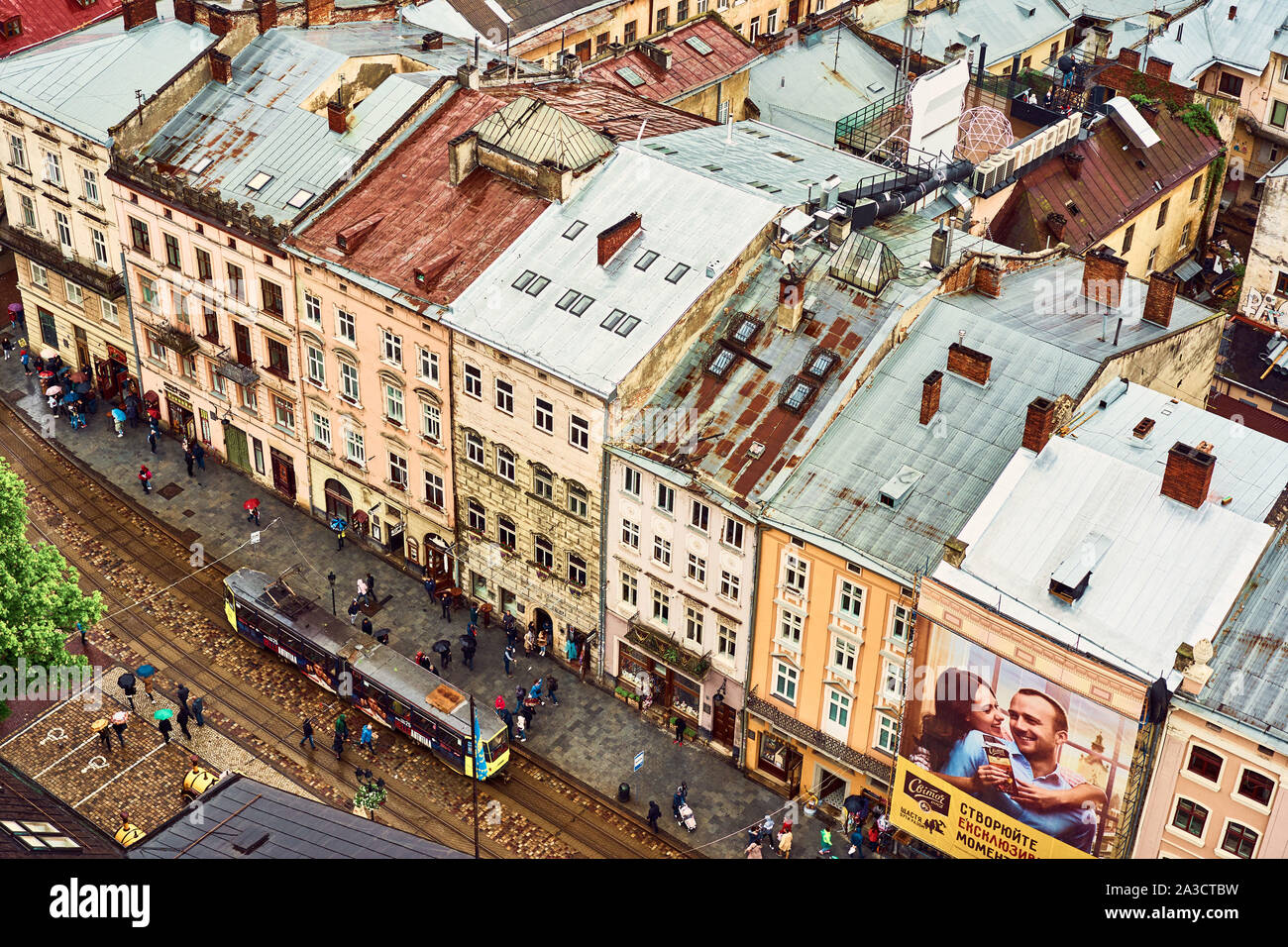 Lviv, Ucraina - 20 Maggio 2019: Vista del vecchio Lviv. Colore brillante di tetti di case nel centro storico della città. Foto Stock