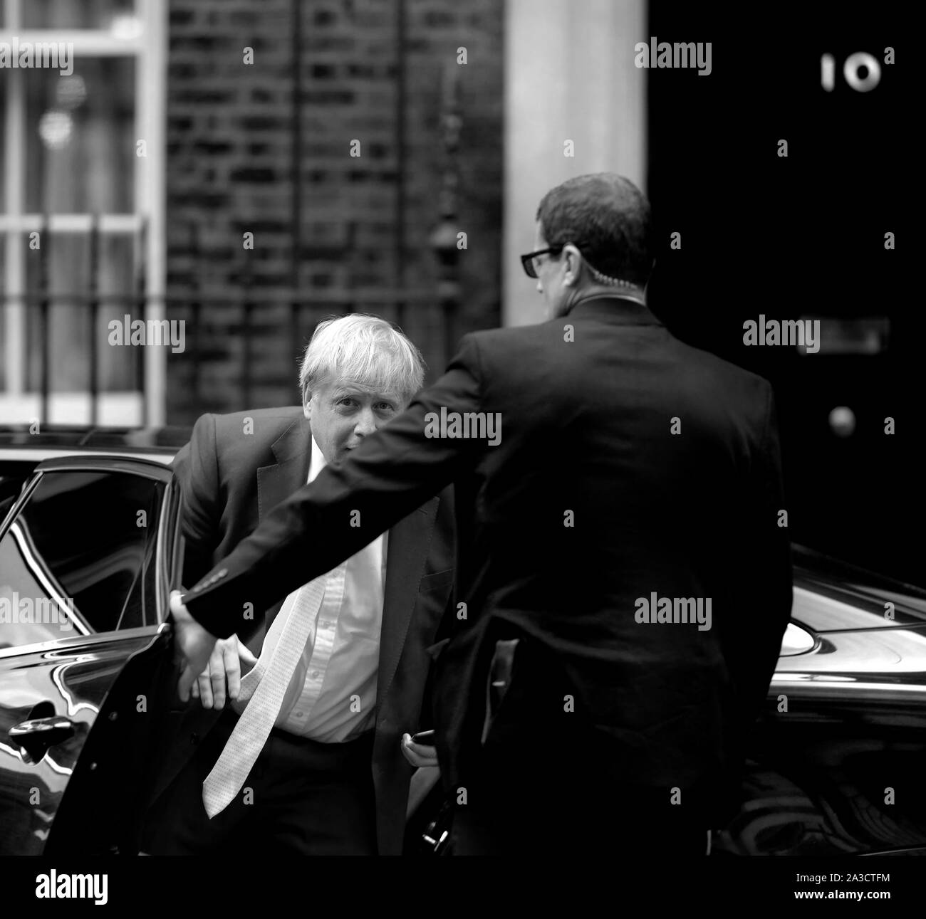 Il primo ministro Boris Johnson arriva di nuovo a Downing Street dopo aver consegnato la sua dichiarazione circa Brexit negoziati in House of Commons. Londra, Foto Stock
