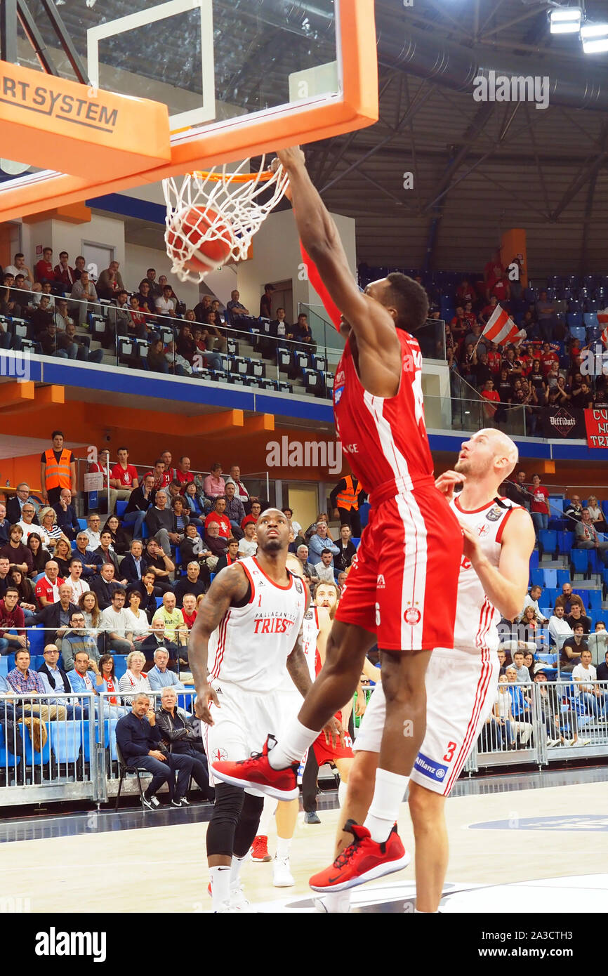 Bilinga dell'Armani su shot vanificata da pieric di trieste durante la pallacanestro Trieste Vs A|X Armani Exchange Olimpia Milano , Milano, Italia, 06 O Foto Stock