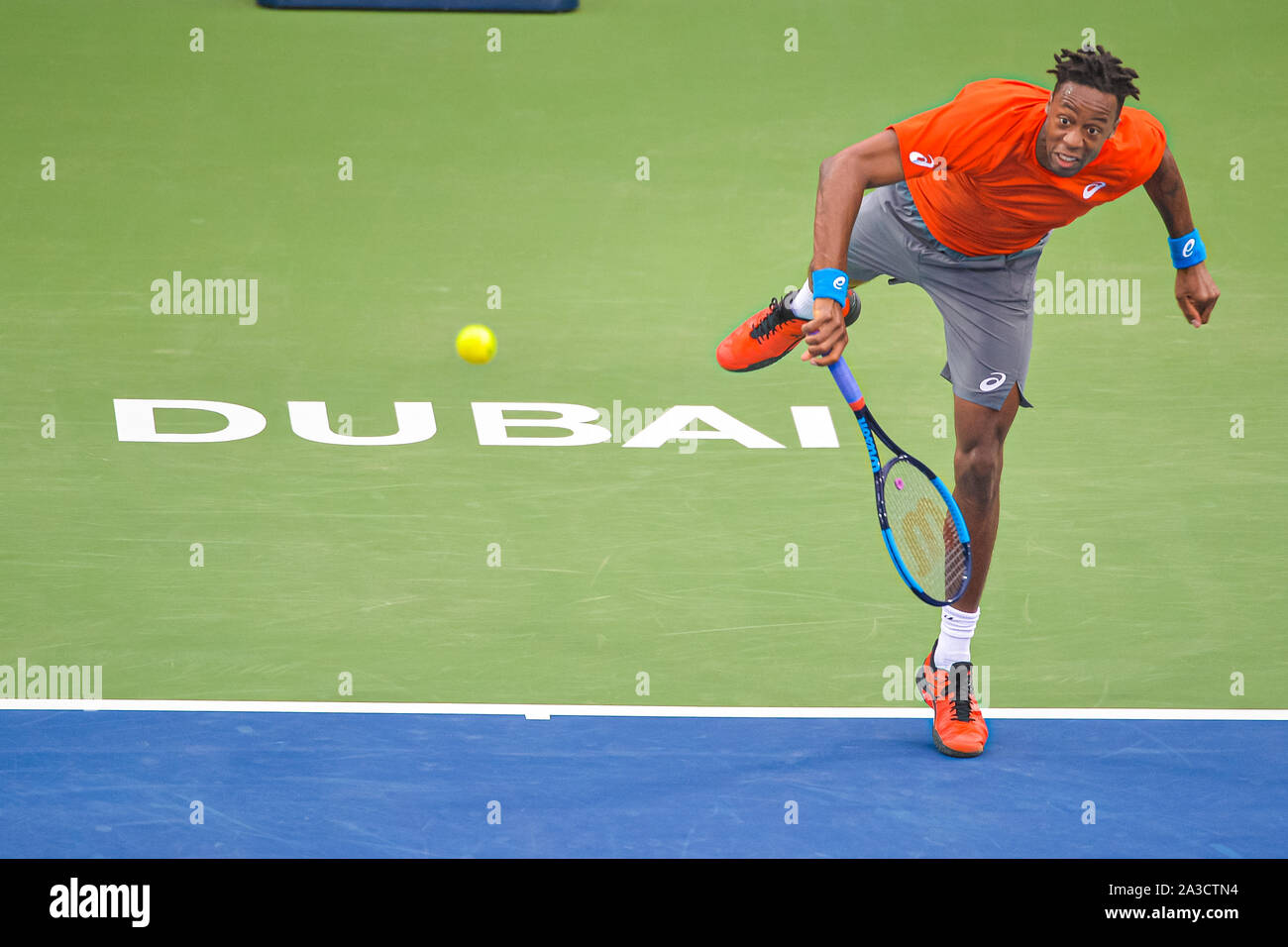 Dubai, EAU. 1 marzo 2019. Gael Monfils di Francia gioca contro Stefanos Tsitsipas della Grecia in semi finale del 2019 Dubai Duty Free Tennis Championships. Monfils ha perso la partita 6-4, 6-7(4-7), 6-7(4-7) Foto Stock