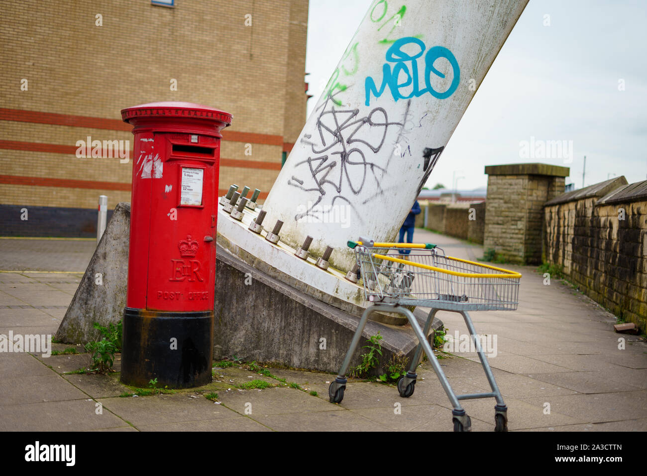 Urbano del centro città di decadimento con il letterbox rosso e il carrello della spesa Foto Stock
