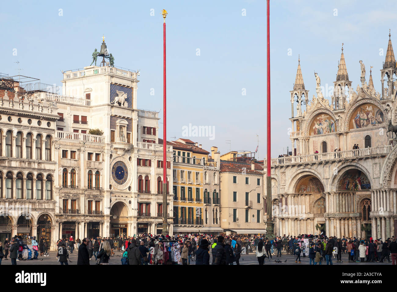 Piazza San Marco, San Marco, Venezia, Veneto, Italia in una fredda giornata invernale con la folla di turisti di fronte alla Torre dell Orologio e Basilica di San Marco Foto Stock