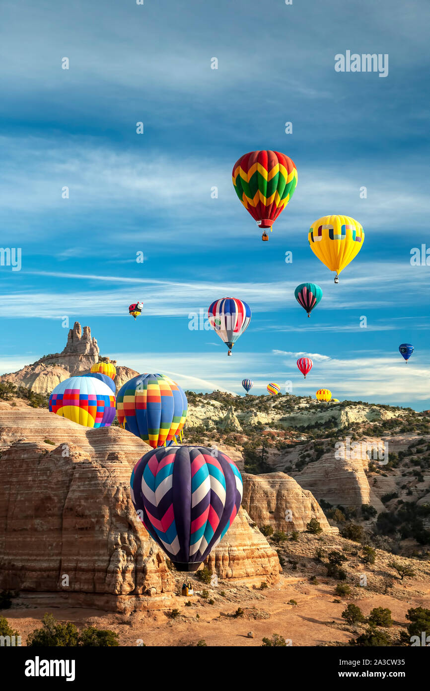 I palloni ad aria calda e chiesa Rock, Massa Ascensione, Red Rock Rally a palloncino, Gallup, Nuovo Messico USA Foto Stock