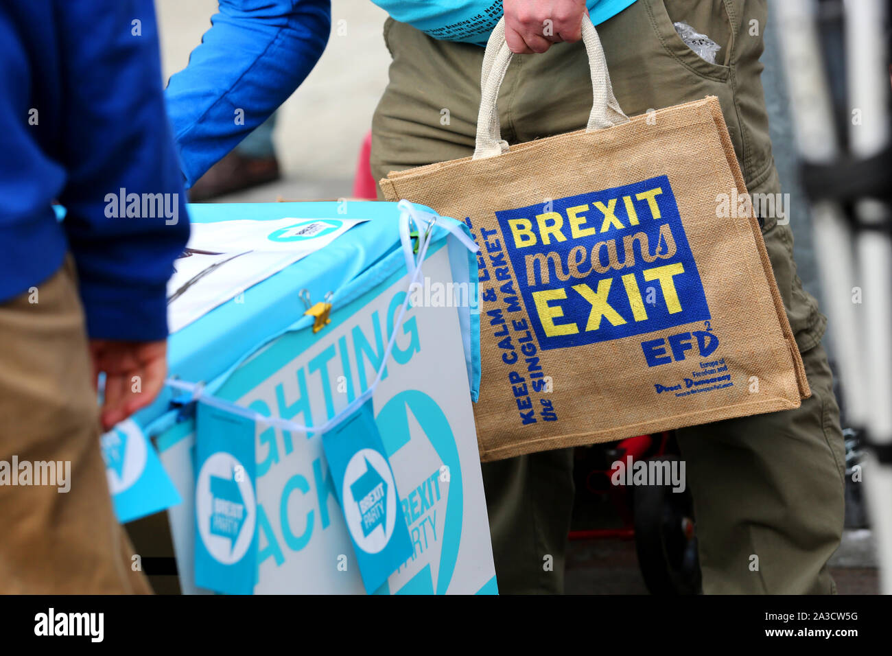 Partito Brexit e Pro UE bancarelle a Bognor Regis High Street, West Sussex, Regno Unito. Foto Stock