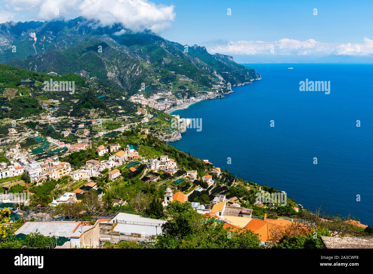 Vista dalla vecchia città italiana di Ravello, situato sulla splendida Costiera Amalfitana Foto Stock