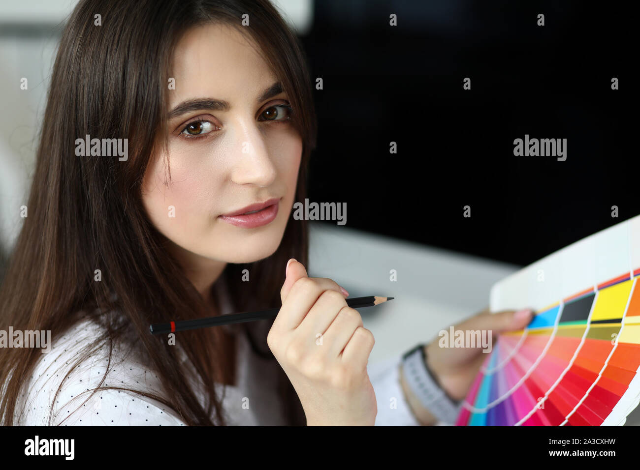 Piuttosto caucasian donna adulta il prelievo colore utilizzando la palette a fiocco Foto Stock