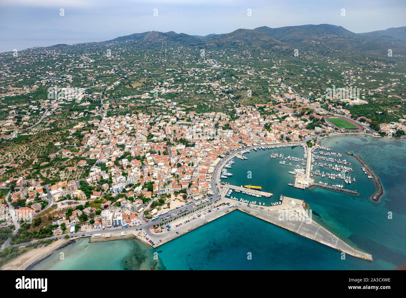 Vista aerea della città e del porto di Aegina, sull'isola di Egina nel golfo Saronico vicino a Atene, Grecia Foto Stock