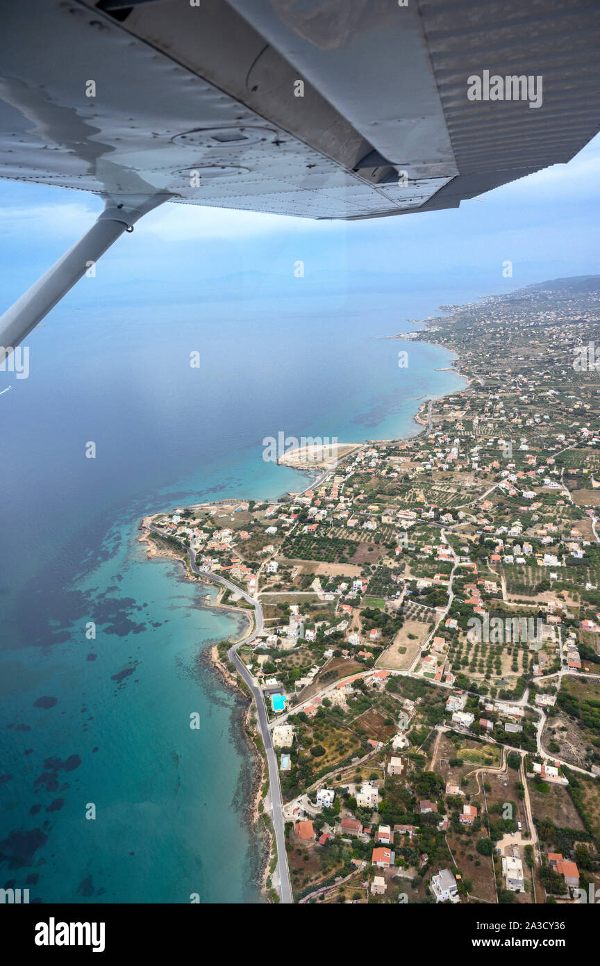Vista aerea della costa nord di Aegina isola nel Golfo Saronico vicino a Atene, Grecia Foto Stock