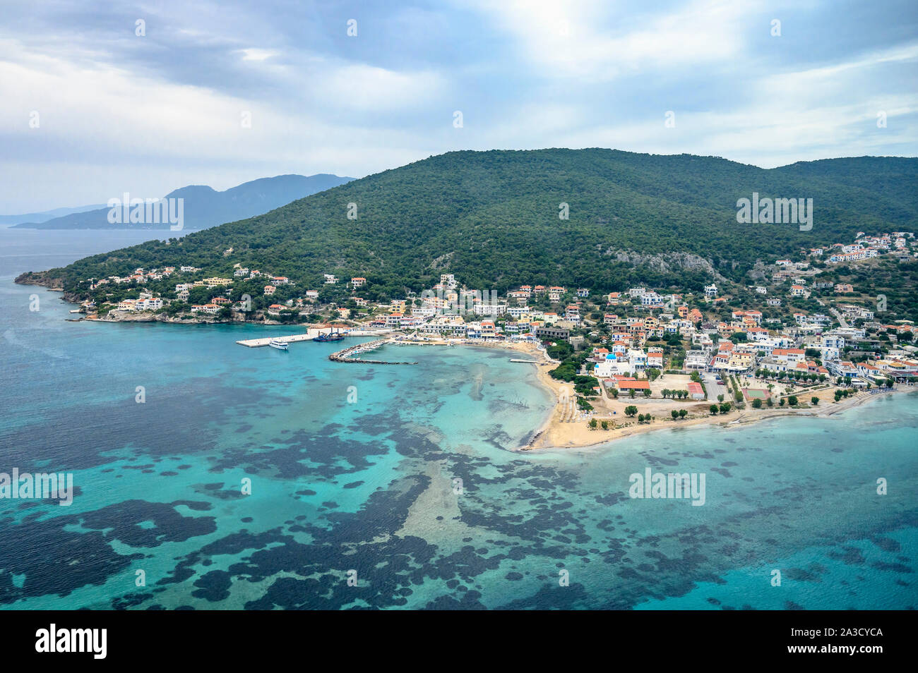 Vista aerea della città e il porto di Skala, sull'isola di Agistri, nel Golfo di Saronico vicino ad Atene, Grecia Foto Stock