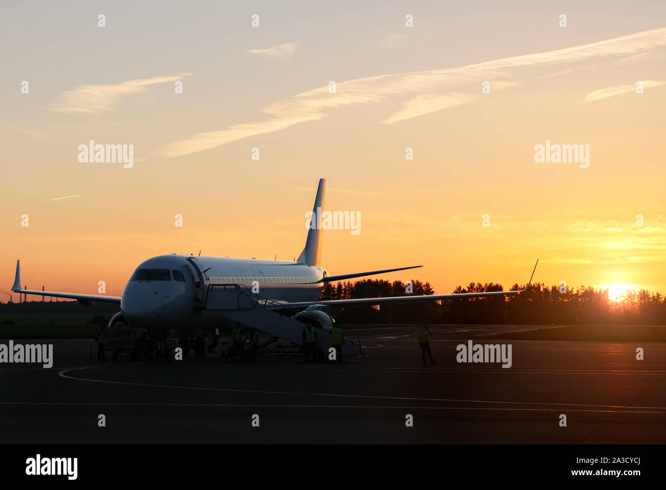 Pista di atterraggio aeroporto di notte immagini e fotografie stock ad alta risoluzione Alamy