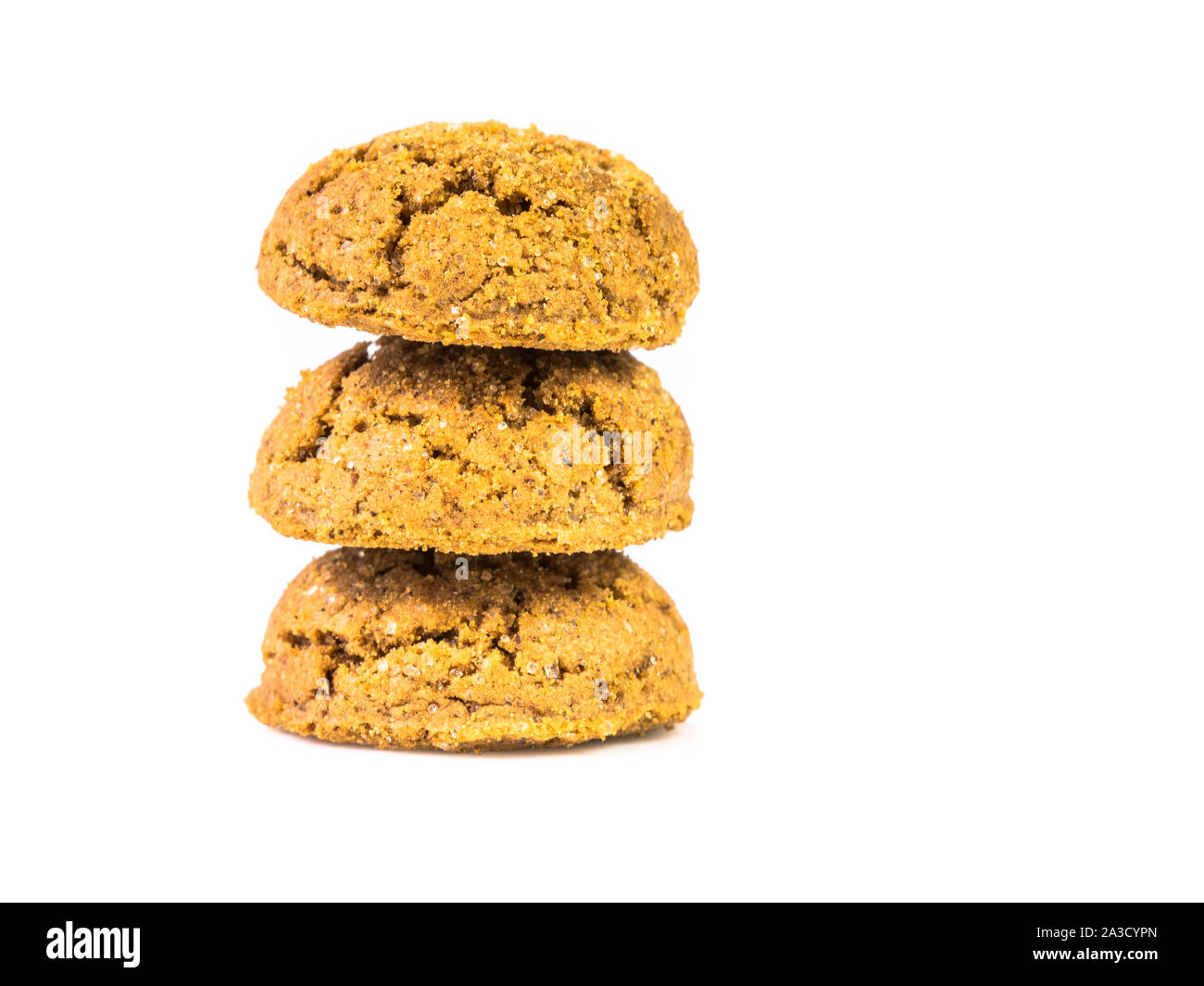 Pila di tre tradizionali pepernoten tratta su sfondo bianco per Sinterklaas annuale evento di vacanza nei Paesi Bassi il 5 dicembre Foto Stock