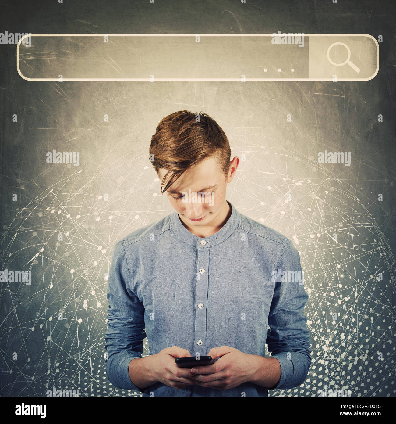 Adolescente curioso boy utilizzando il suo telefono mobile Rete di navigazione la barra di ricerca per trovare utili informazioni e dati. Internet motori di ricerca, moderna techno Foto Stock