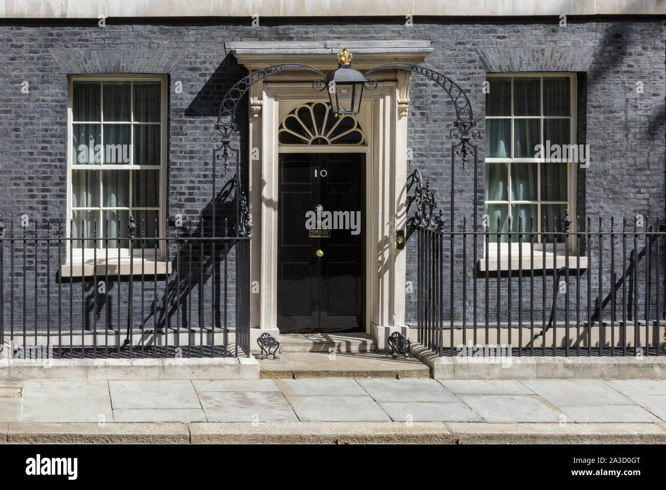 N. 10 di Downing Street, il Primo ministro britannico ha la residenza, esterno con porta chiusa e nessuno in frame, bel giorno, London, Regno Unito Foto Stock