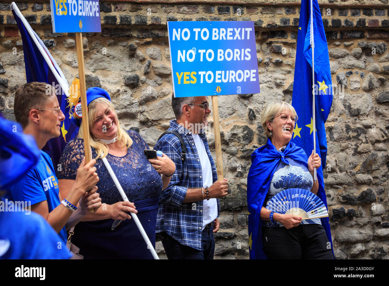 Manifestanti e attivisti europei contro la Brexit con bandiere e cartelli a Westminster durante la campagna di selezione del primo ministro, Londra, Regno Unito Foto Stock