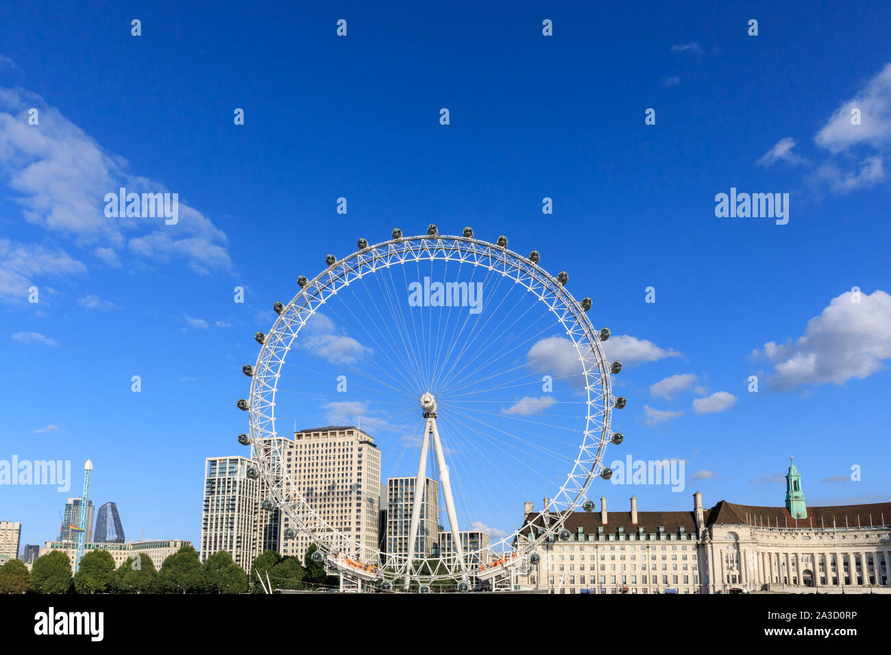 London Eye ruota panoramica Ferris e County Hall, Southbank iconico skyline panorama contro il cielo blu, London, Regno Unito Foto Stock