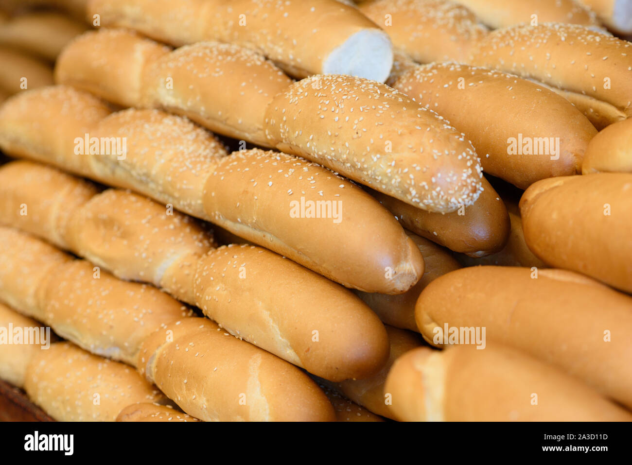 Pane e prodotti da forno di close-up. Panificio, baguette, bun, pane sfondo. Foto Stock
