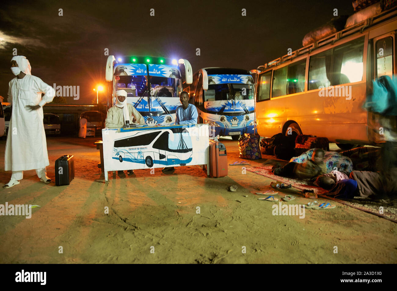 Il Ciad N Djamena il trasporto con autobus di Mongo. Pregando nell'ufficio di partenza al mattino presto 20-6-2016 foto: Jaco Klamer Foto Stock