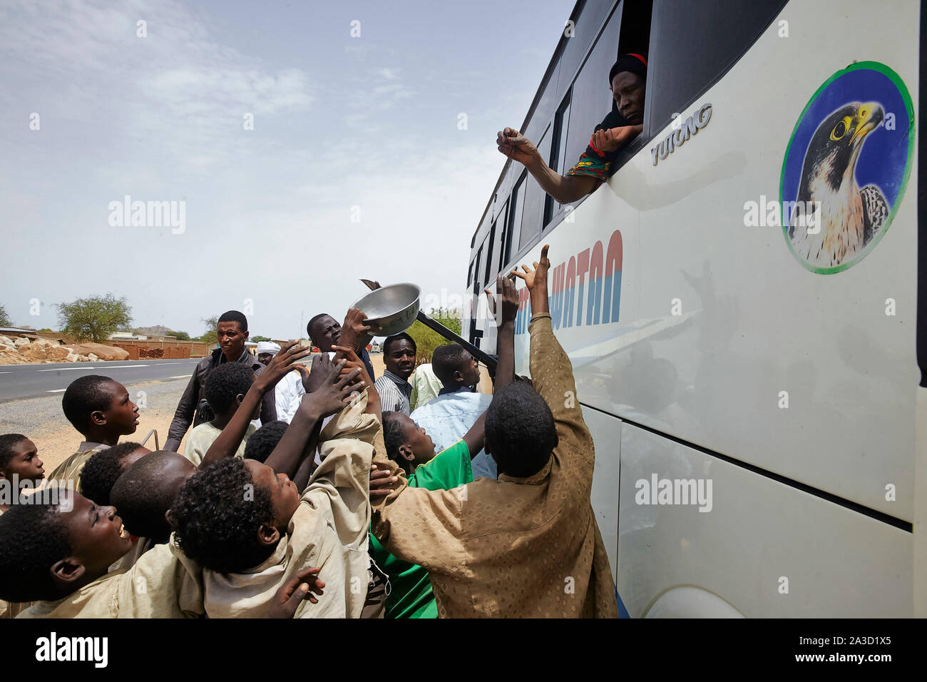 Il Ciad N Djamena il trasporto con autobus di Mongo. Pregando nell'ufficio di partenza al mattino presto 20-6-2016 foto: Jaco Klamer Foto Stock