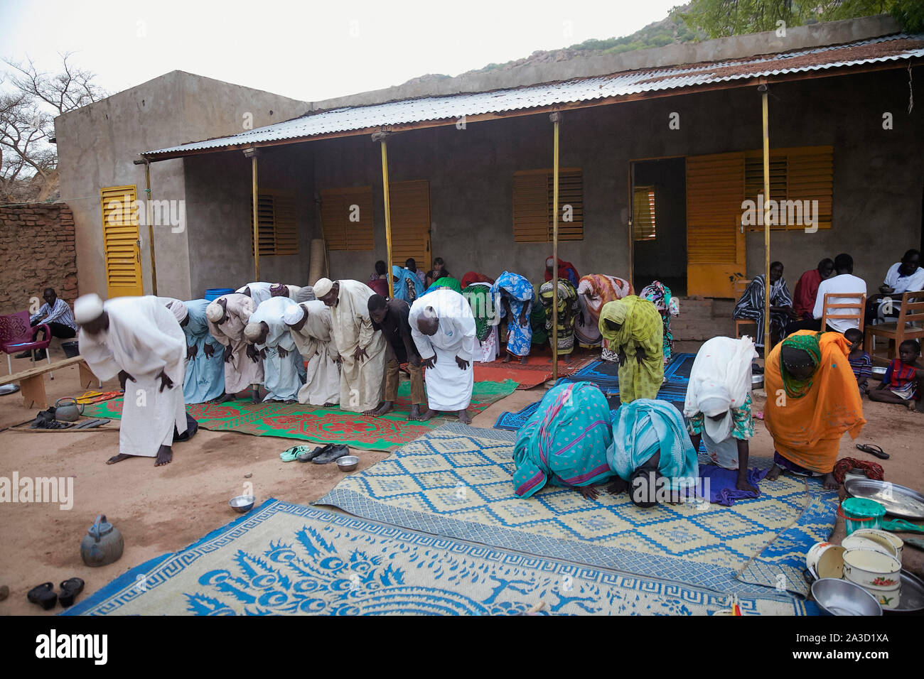 Tsjaad Ciad Mongo Handicapt persone insieme per un incontro di preghiera nella serata 20-6-2016 foto: Jaco Klamer Foto Stock