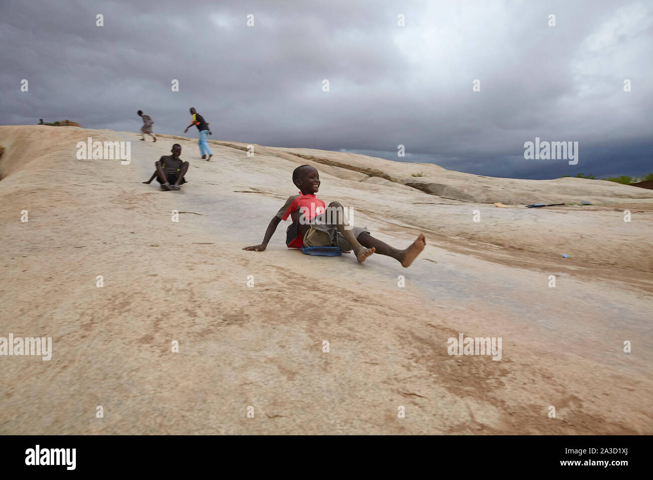 Tsjaad Ciad Mongo bambini che giocano sul pendio montano 21-6-2016 foto: Jaco Klamer Foto Stock