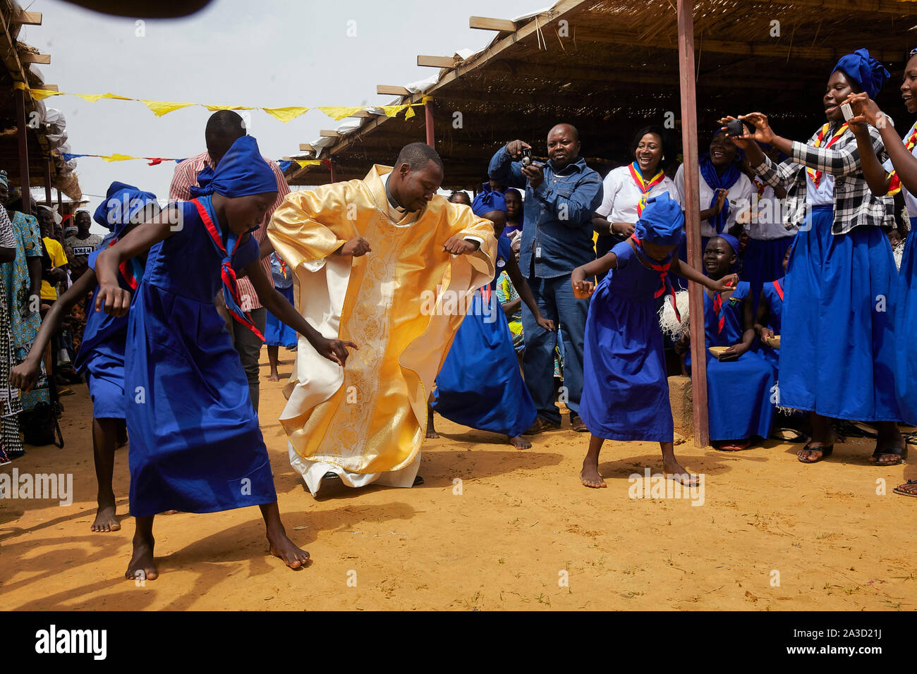 Tsjaad Ciad N Djamena Chiesa Francis van Assisi chiesa cattolica romana Santa messa con ragazze danza 26-6-2016 foto: Jaco Klamer Foto Stock