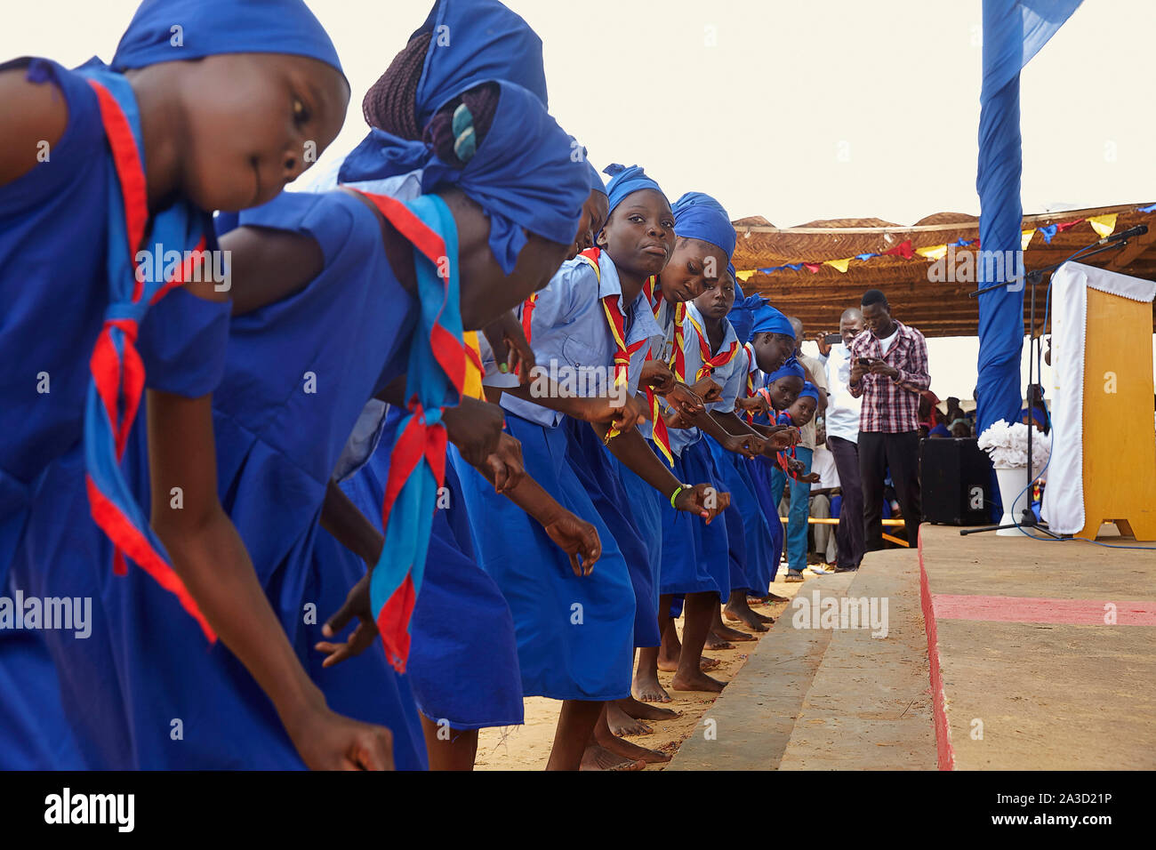 Tsjaad Ciad N Djamena Chiesa Francis van Assisi chiesa cattolica romana Santa messa con ragazze danza 26-6-2016 foto: Jaco Klamer Foto Stock