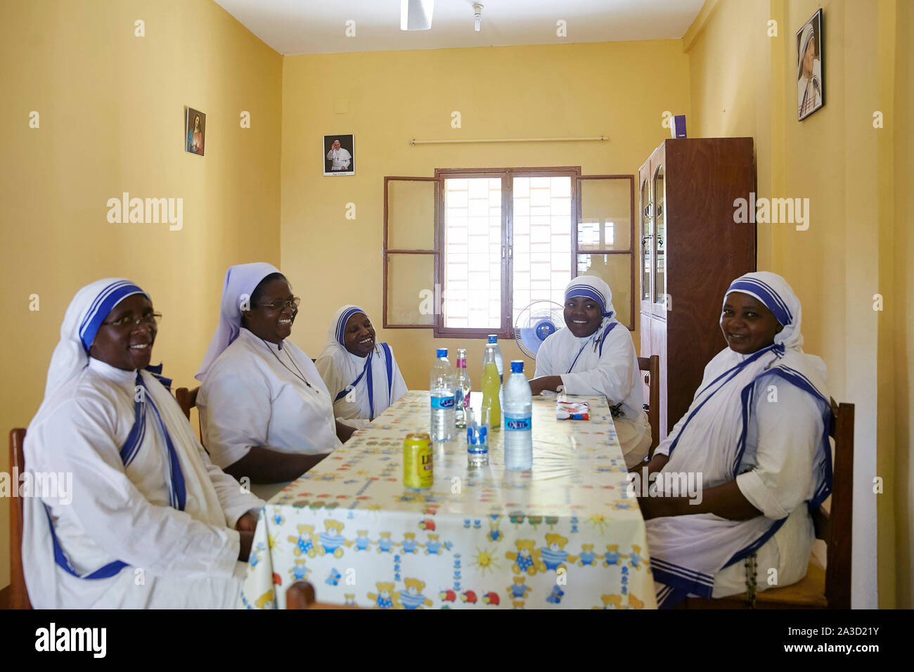 Tsjaad Ciad N Djamena Cappella Madre Teresa sorelle Johncina, Xaverina, Ange Benoite, Faustija, Leatititia insieme 26-6-2016 foto: Jaco Klamer Foto Stock