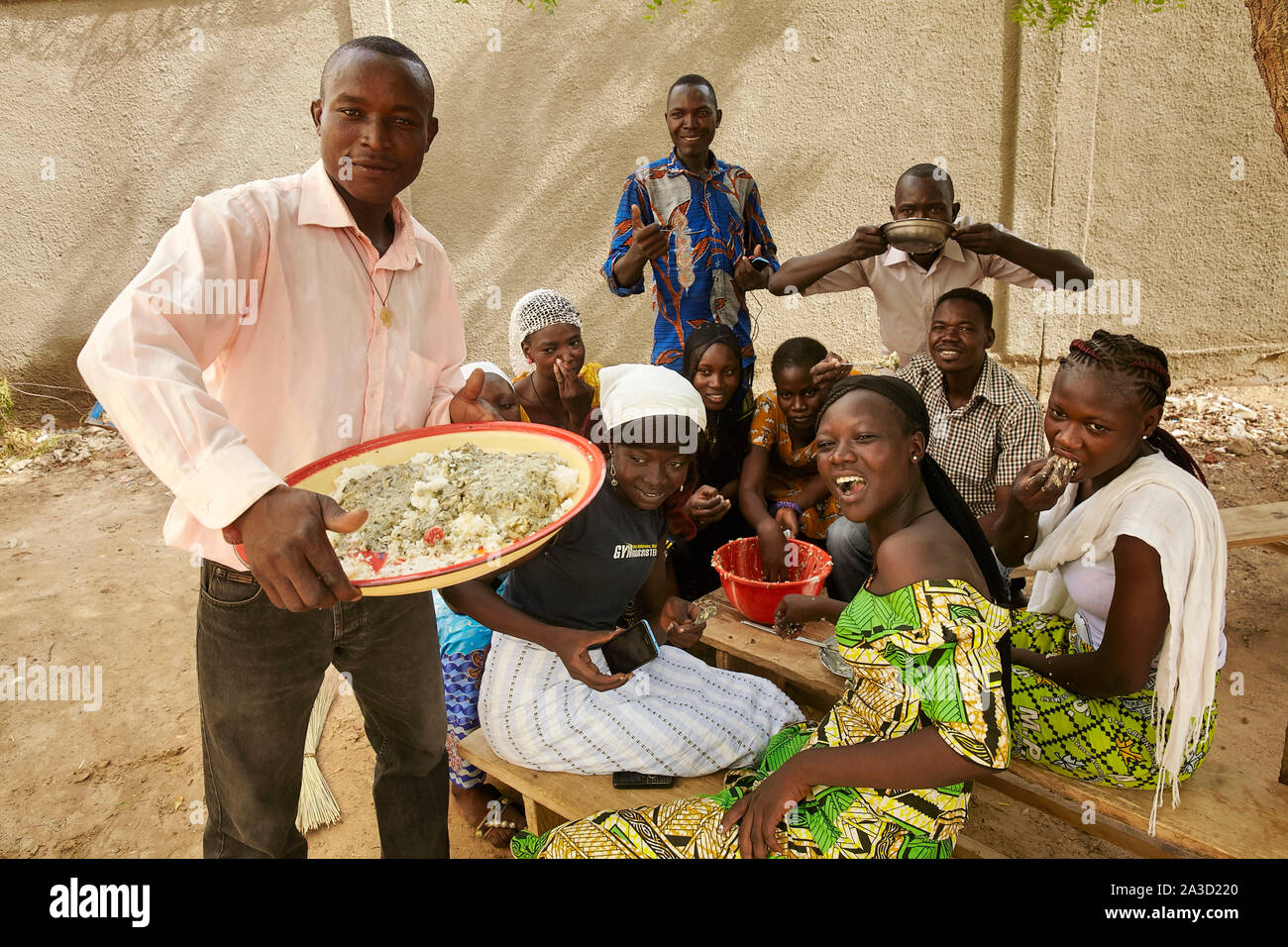 Tsjaad Ciad N Djamena Cappella Madre Teresa sono i giovani a mangiare cibo dopo Mas 26-6-2016 foto: Jaco Klamer Foto Stock