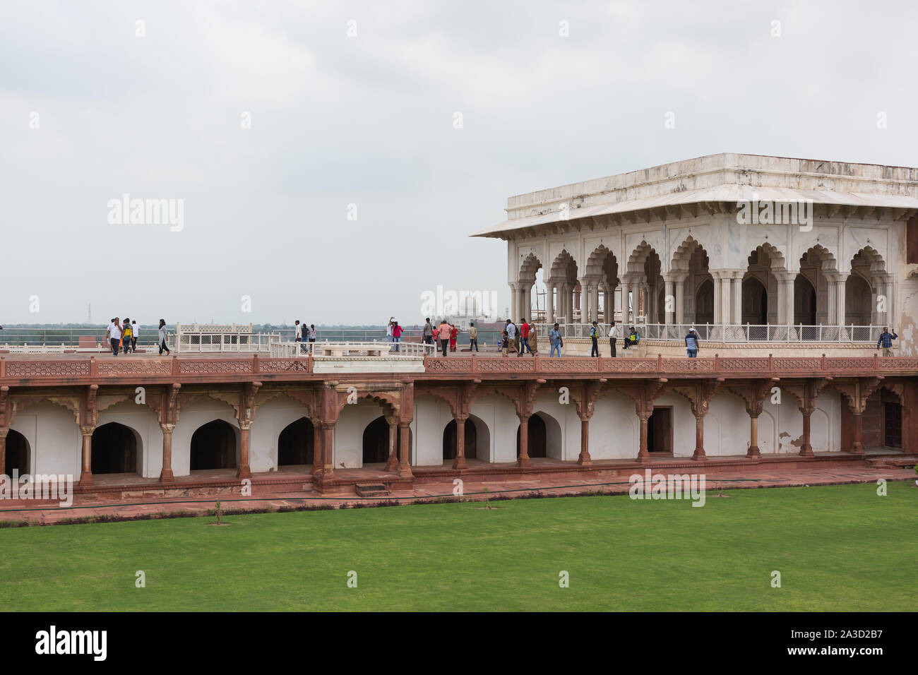 Agra, India - 13 agosto 2019: Agra Fort con Taj Mahal in background in Agra, Uttar Pradesh, India Foto Stock