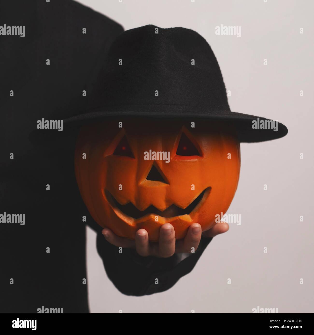 Uomo con Halloween zucca gravi in black hat Foto Stock