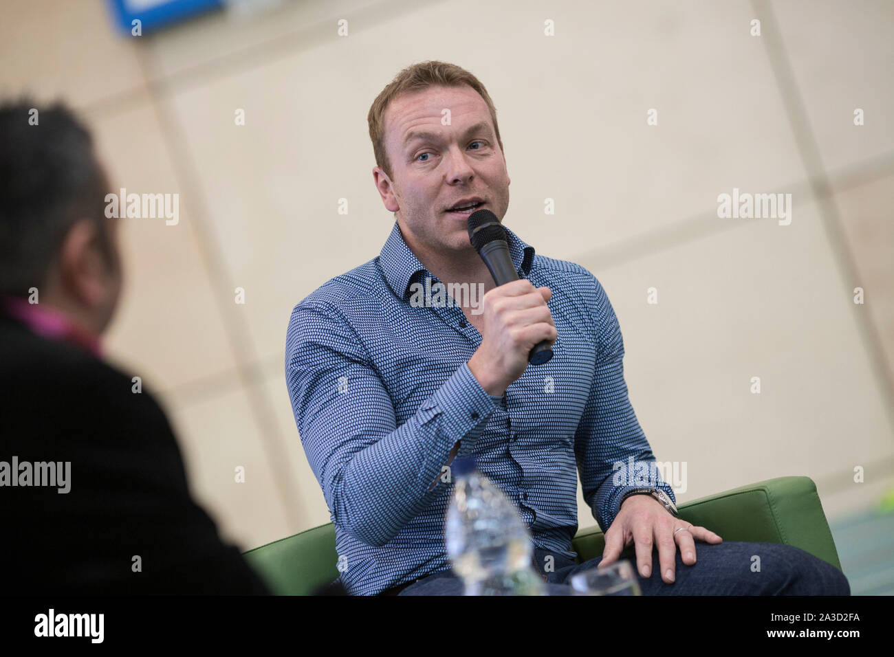 Sir Chris Hoy indossando una maglietta blu parlando in un microfono a un libro di lancio. Foto Stock