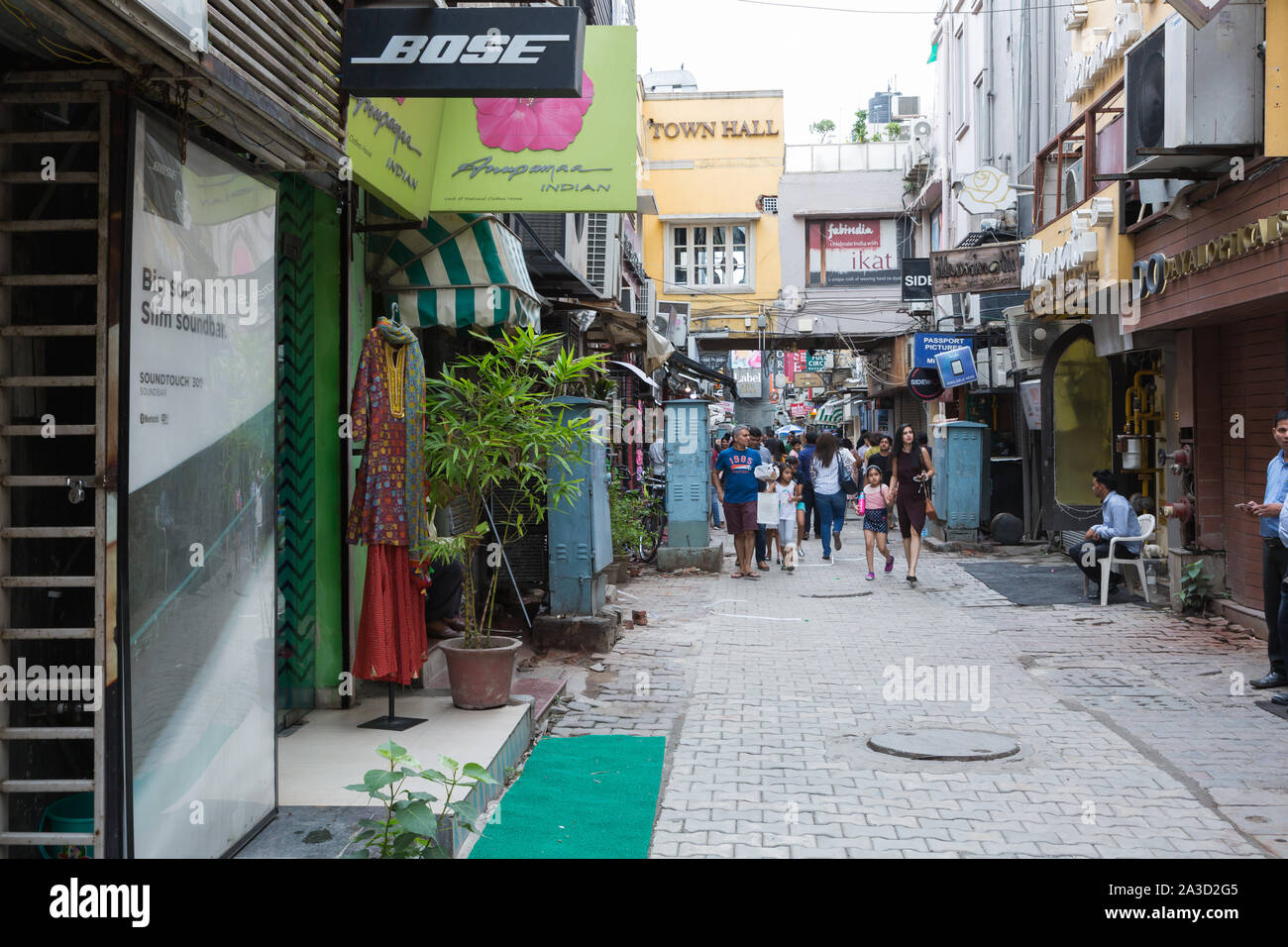 New Delhi, India - 12 agosto 2018: mercato Khan corsia interna al quartiere per lo shopping di New Delhi, India Foto Stock