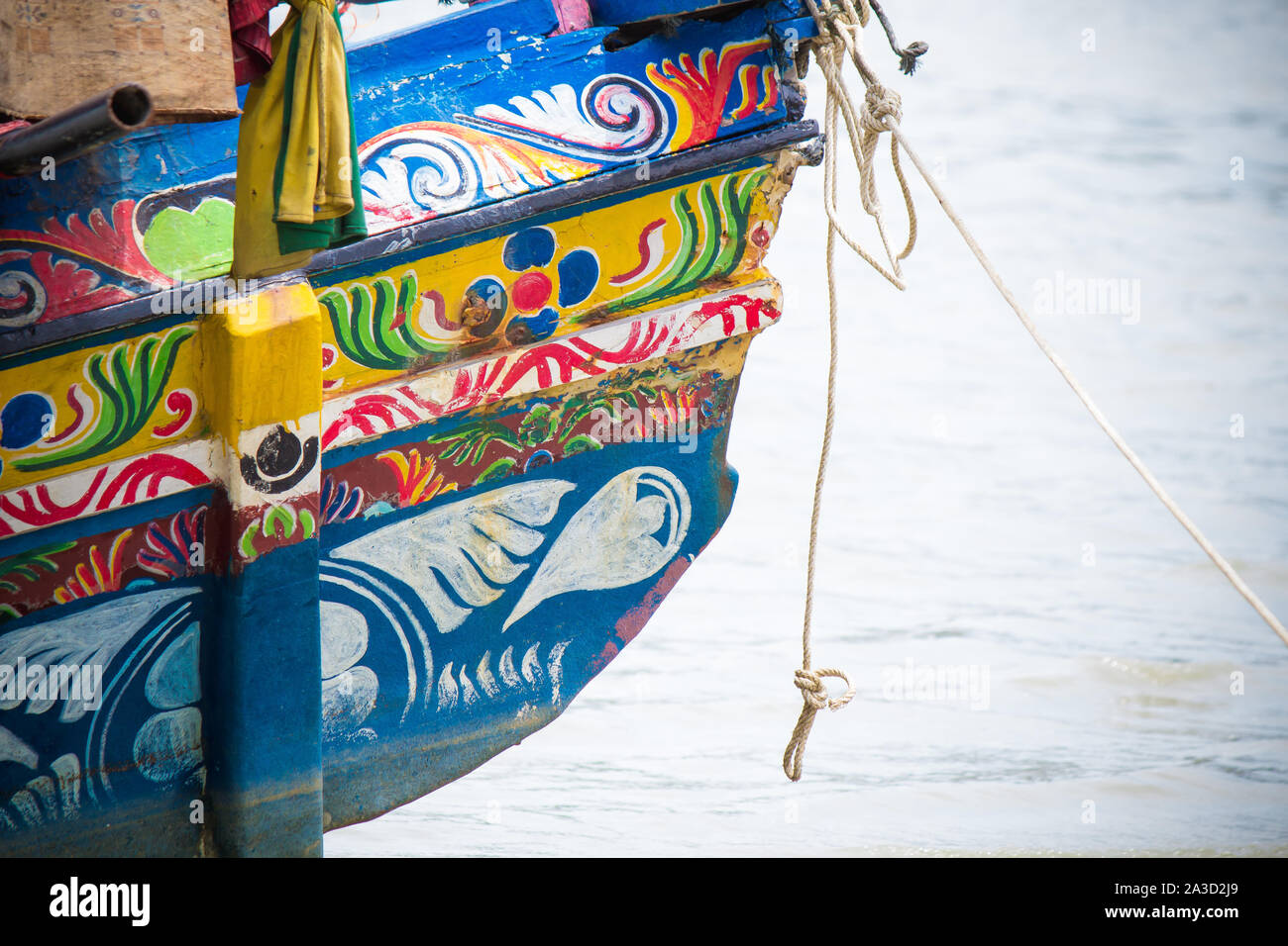La tradizionale barca dalla coda lunga della Thailandia che, pattern colorati di Koleh barca o barca Kolek nel sud della Thailandia Foto Stock