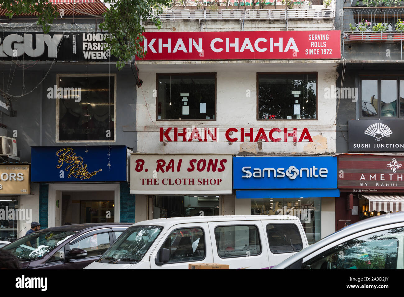 New Delhi, India - 12 agosto 2018: Khan Chacha celebri rotoli al mercato Khan quartiere dello shopping di New Delhi India Foto Stock