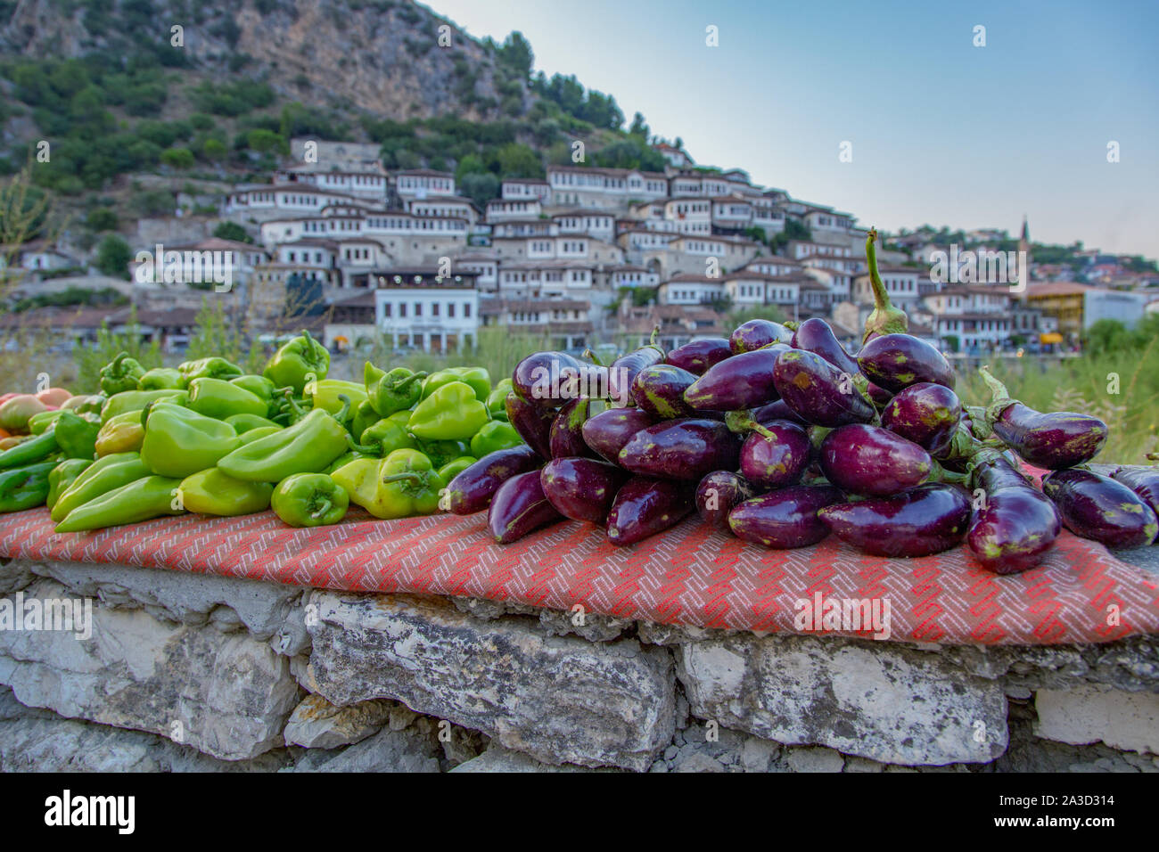 Mercato ortofrutticolo di fronte alla storica città vecchia di Berat, Patrimonio Mondiale dell UNESCO Foto Stock