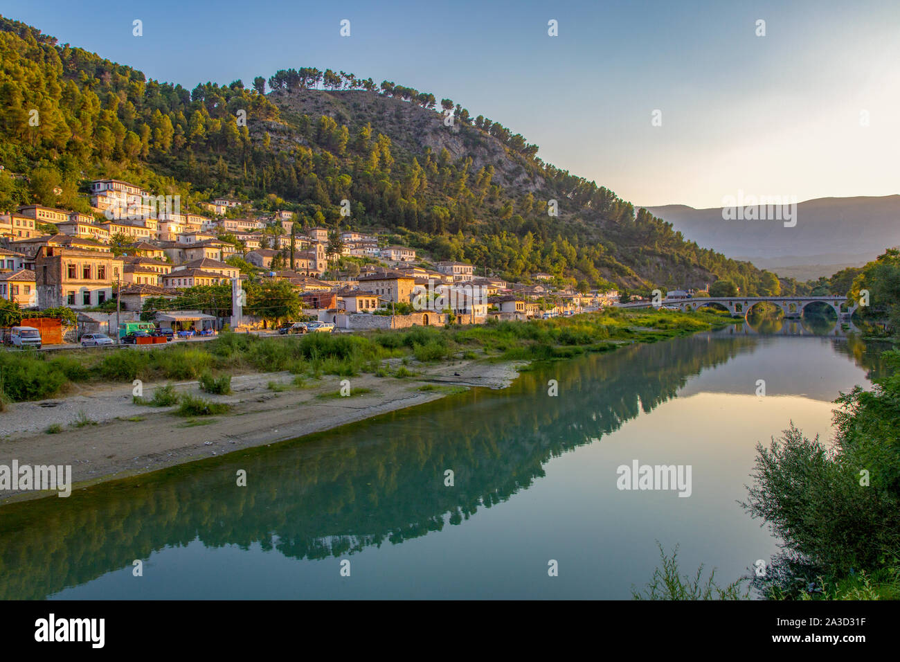 La riflessione nel fiume Osum presso il vecchio ponte ottomano nella storica Città Vecchia Berat, Patrimonio Mondiale dell UNESCO Foto Stock