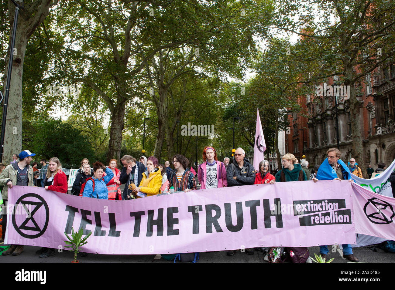 Estinzione della ribellione ha iniziato da due settimane di protesta contro l'inazione oltre la crisi climatica in Westminster con numerosi blocchi stradali, incluso Westminster e ponti di Lambeth. Le proteste al di fuori del Parlamento, l'Abbazia di Westminster, Downing Street e DEFRA ha portato in tutta la zona essendo chiusa al traffico. Foto Stock