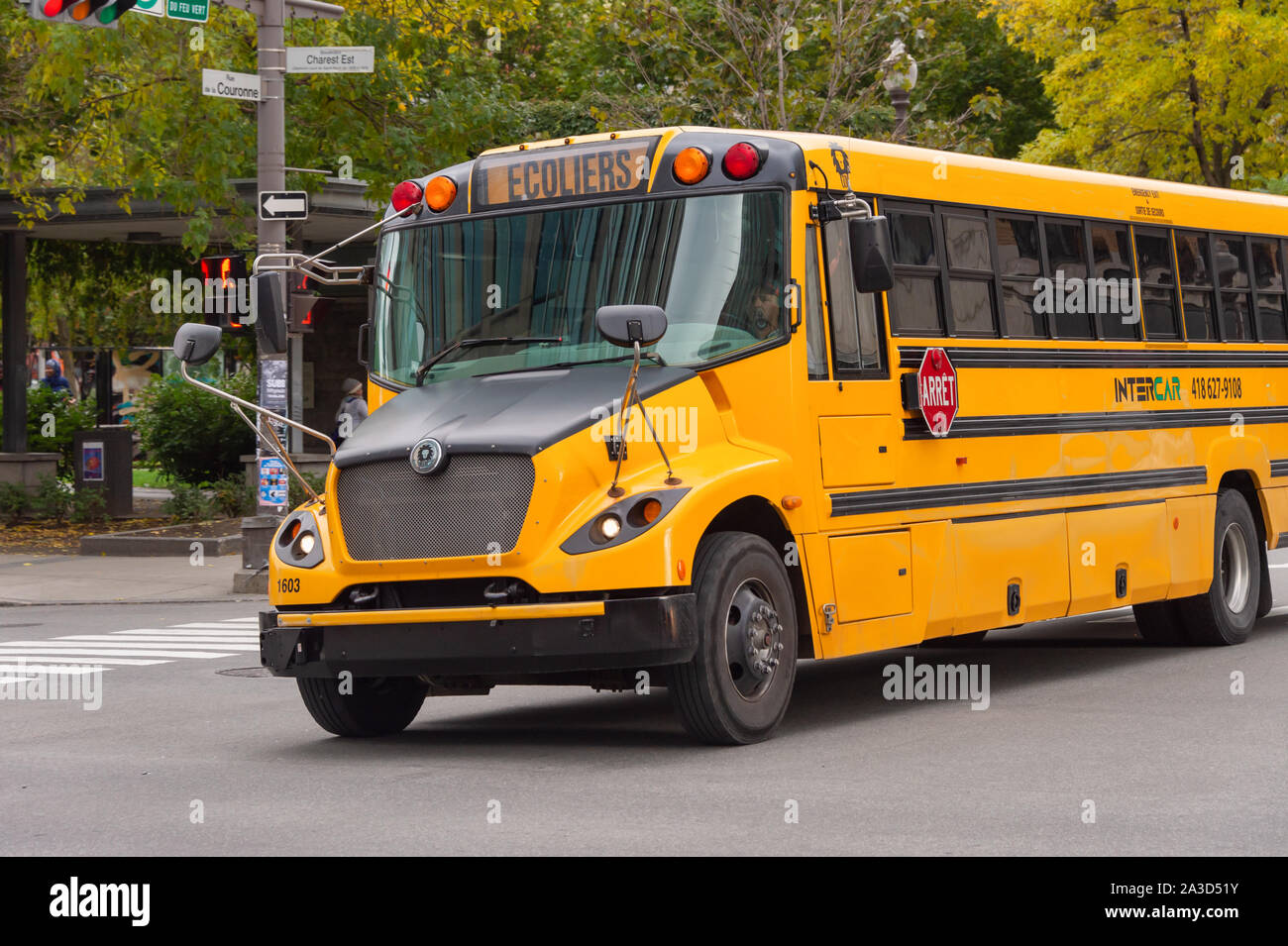 La città di Quebec, Canada - 5 October 2019: una scuola di giallo bus sulla Rue de la Couronne. Foto Stock