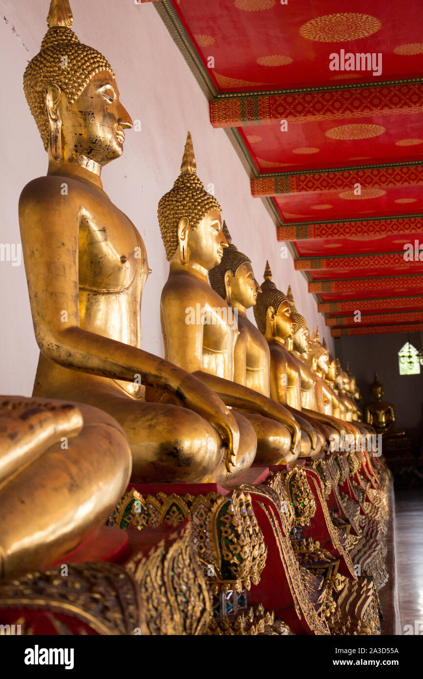 Statue di Buddha nel Grand Palace a Bangkok, in Thailandia Foto Stock