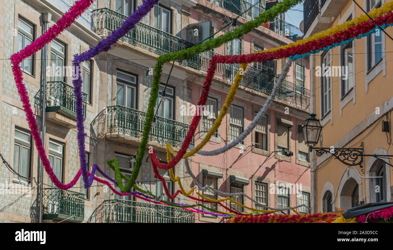 Una foto della tradizionale celebrazione di decorazioni in quartiere di Alfama (Lisbona). Foto Stock